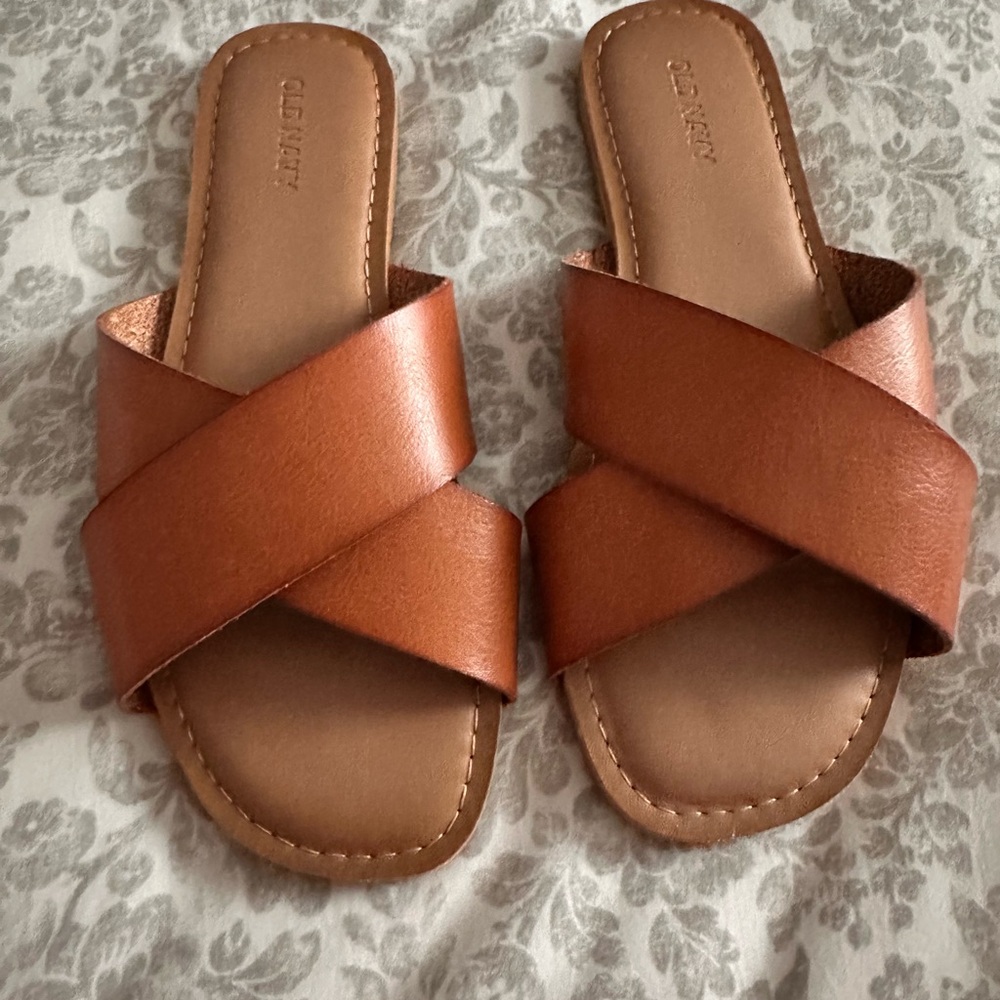 Old Navy Women’s leather flat sandal’s